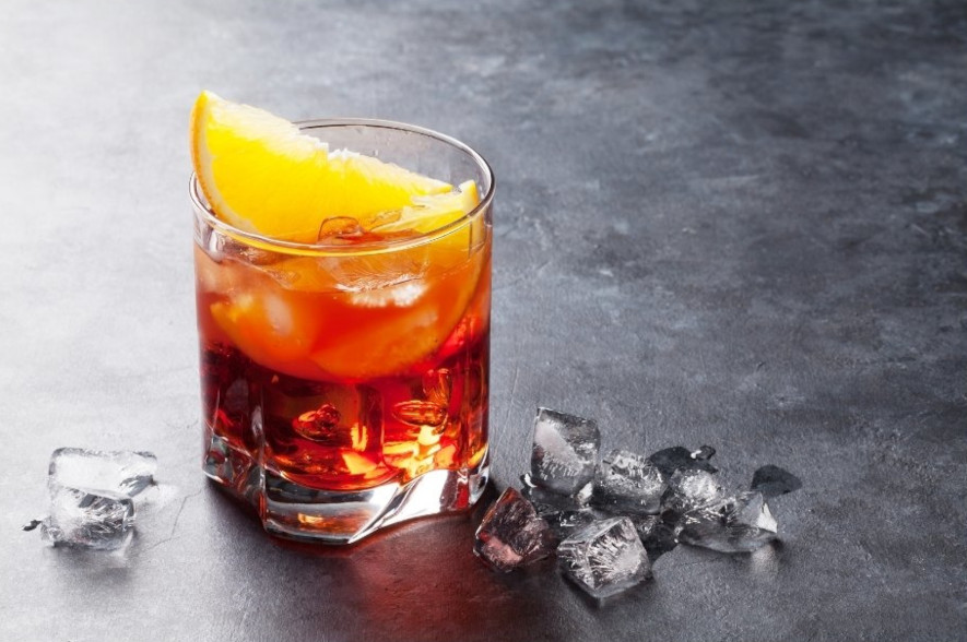 Ett glas negroni i ett old fashioned