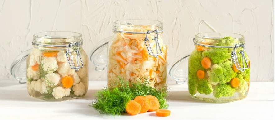 glasburkar med inlagda grönsaker