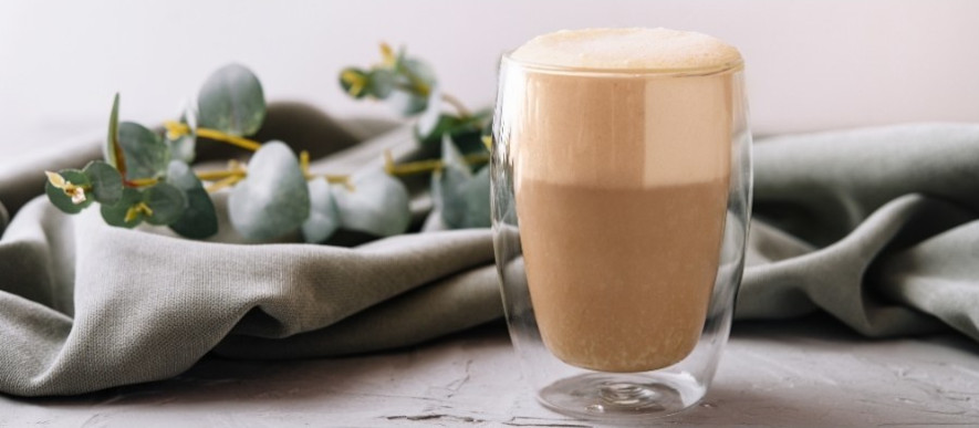 Dubbelväggat kaffeglas med vacker kaffedryck