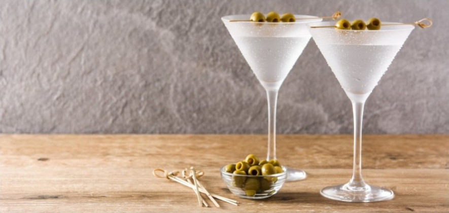 2 st martiniglas med oliver på en trästicka