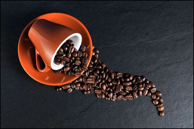 En kaffekopp med kaffebönor