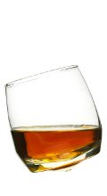 litet whiskeyglas, halvfullt